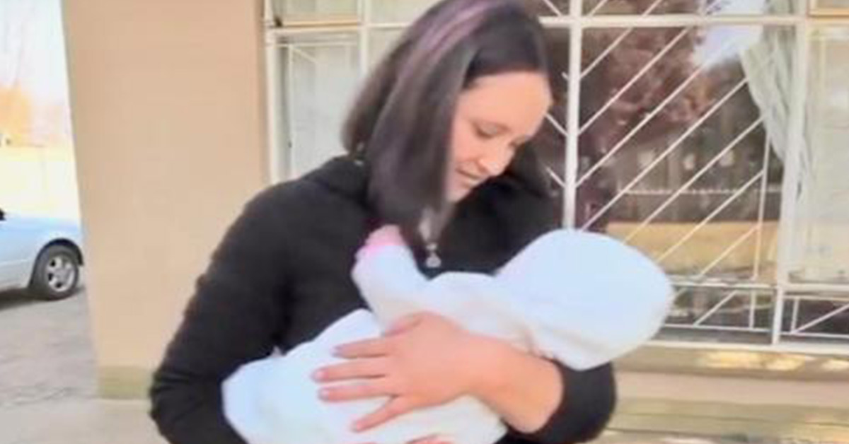 Madeleshia Hiscock holding her child