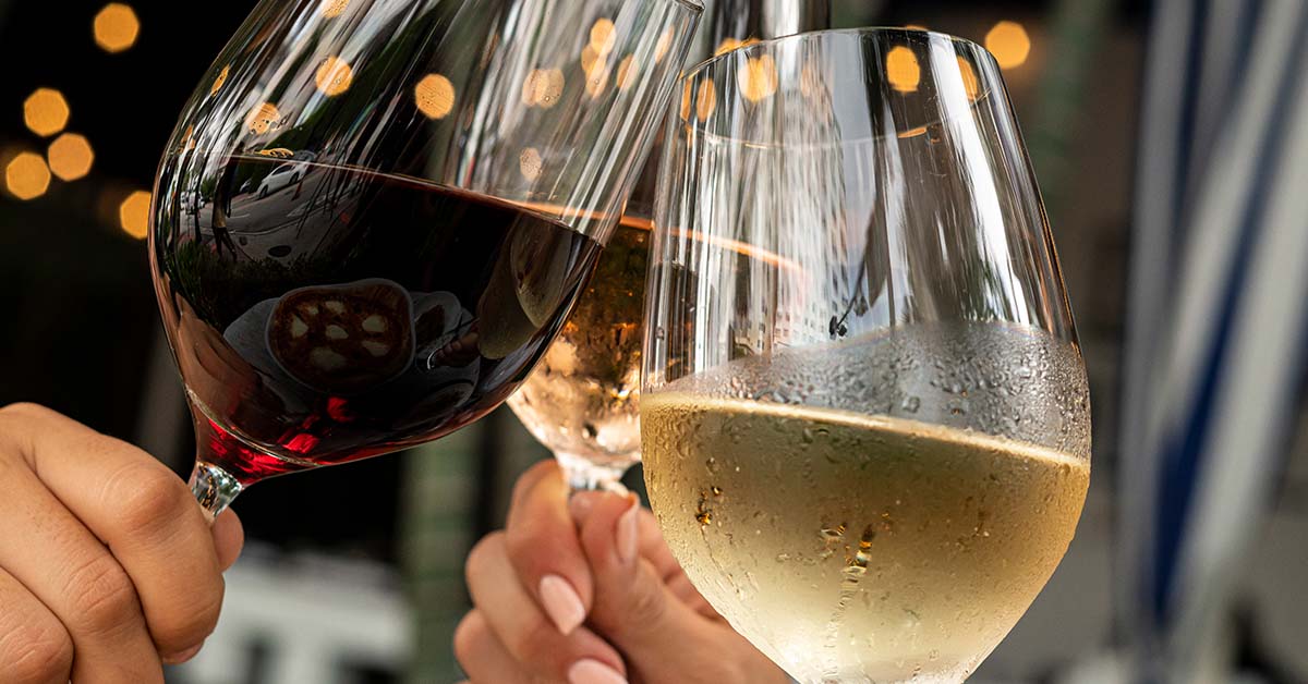 2 wine glasses. One with red and one with white wine