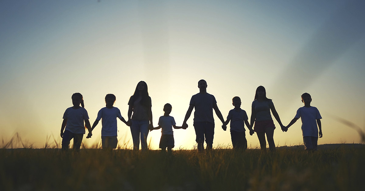 silouhette of large family at sunset