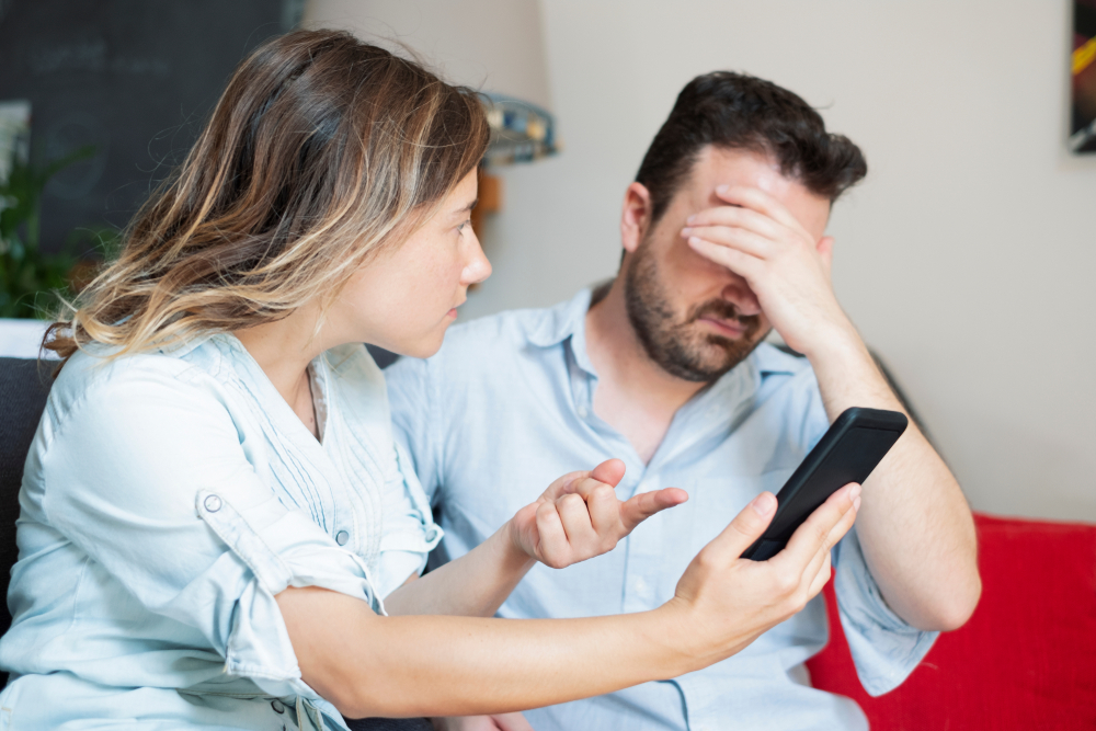 Boyfriend caught by girlfriend while cheating with mobile phone